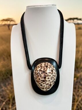 Vintage MONIES Gerda Lynggaard 1980'S Cowrie Shell & Wood Pendant Necklace